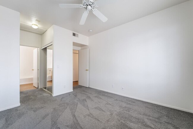 Building Photo - 2 bedroom remodeled condo in the Henderson...