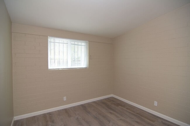 Building Photo - Remodeled 2 Bedroom 1 Bath Triplex! Close to the UofA!
