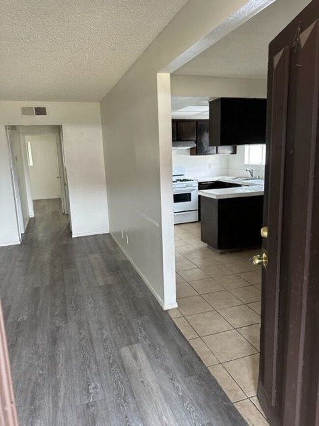 Building Photo - 2 Bedroom Condo located in 89121!