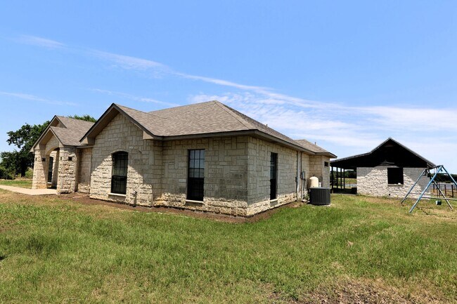 Building Photo - 5 Bed 4 Bath in Pilot Point