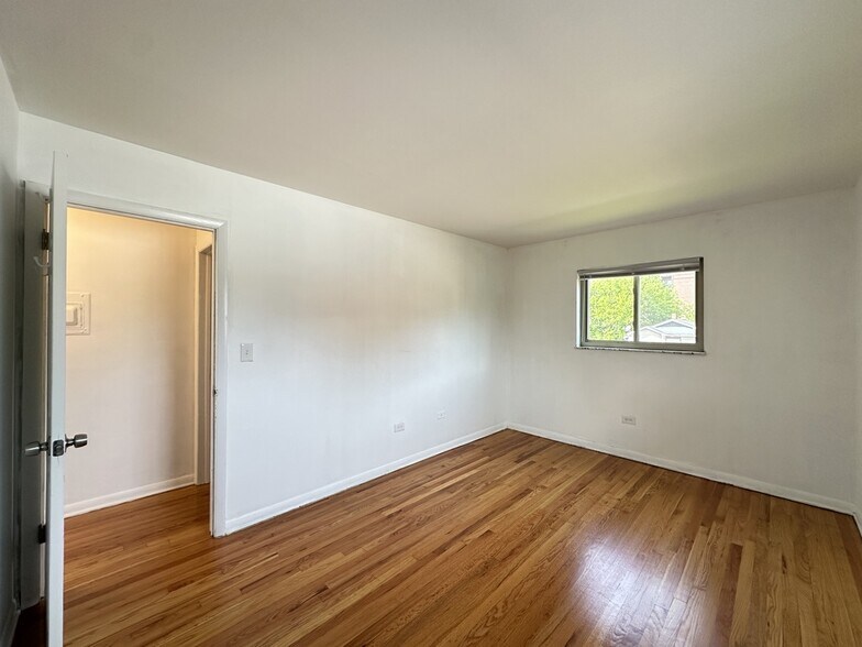 Building Photo - 1653 Oakwood Ave