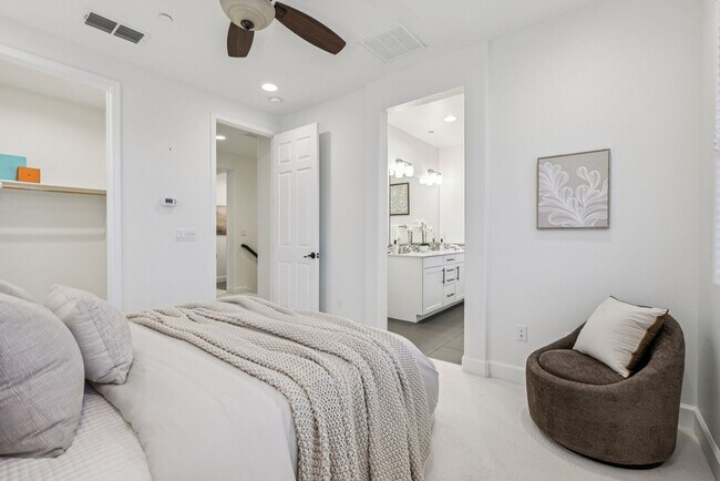 Building Photo - Beautiful Corner-Unit Townhome Near Downtown – 4 Bed | 3 baths
