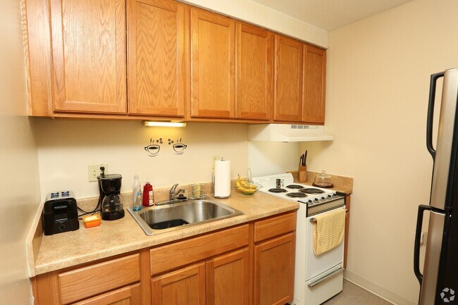 Building Photo - 2100 Greentree N