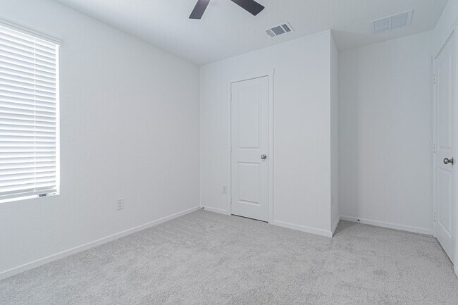 Building Photo - MOVE IN READY 4 BD | 2 BA | 2 CAR GARAGE B...