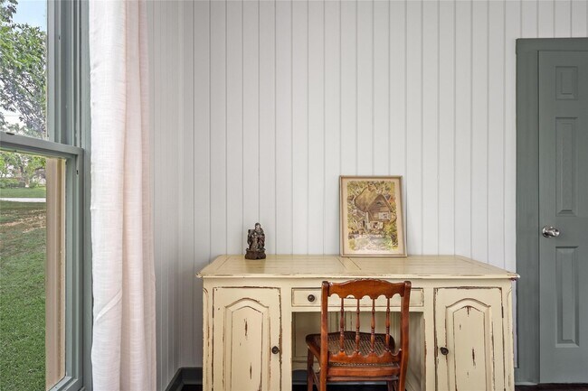 Building Photo - 806 E Main St