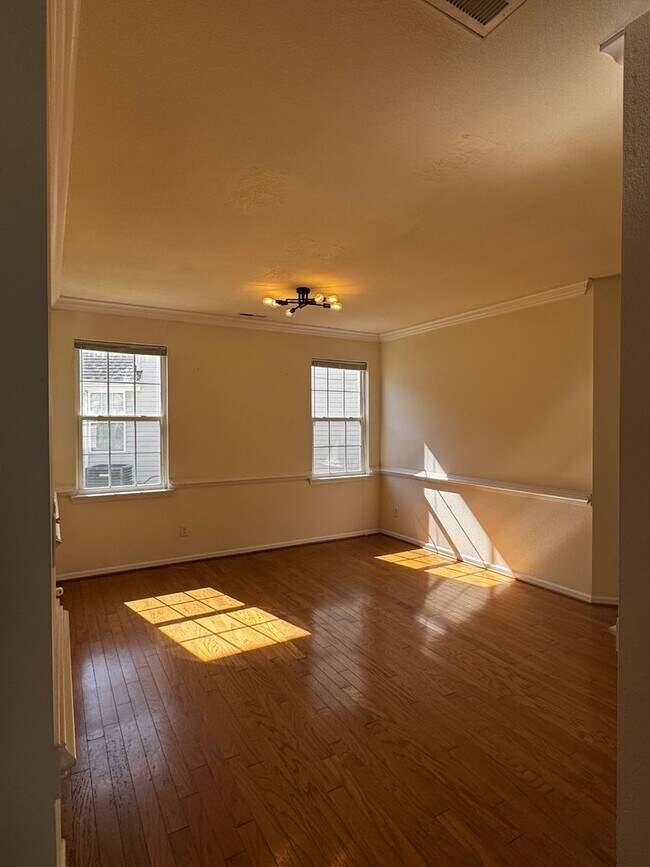 Building Photo - BEAUTIFUL OPEN FLOOR PLAN