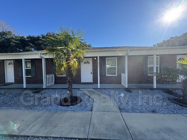 Building Photo - 1015 Peakview Dr