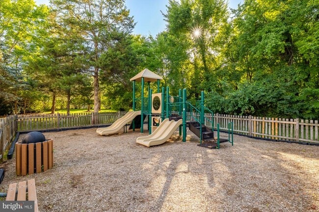 Building Photo - 5527 Sully Lake Dr