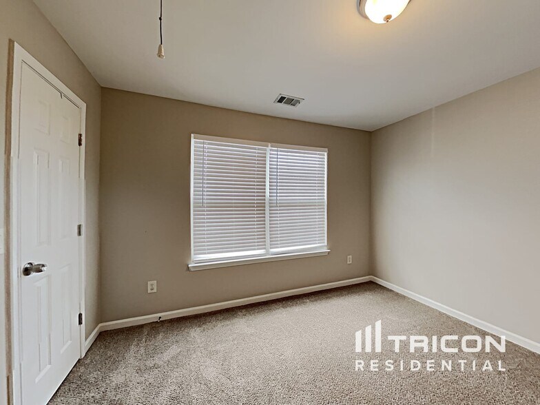 Building Photo - 7751 Parkside Dr