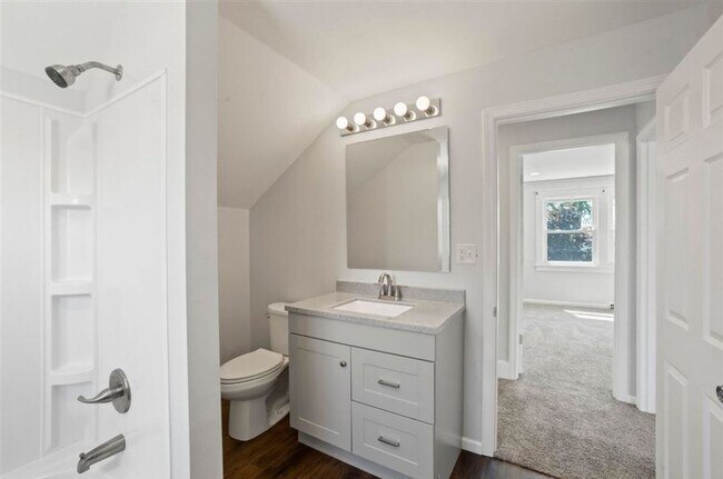 Building Photo - $1350 | 3 Bedroom 2 Bath | Fenced in backyard | Central A/C | Pet Friendly