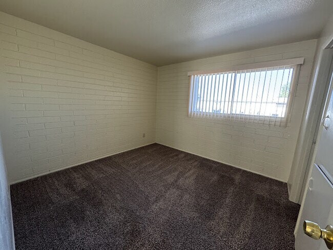 Building Photo - Holiday Gardens Townhome