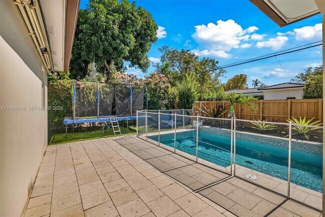 Building Photo - 1160 NE 98th St