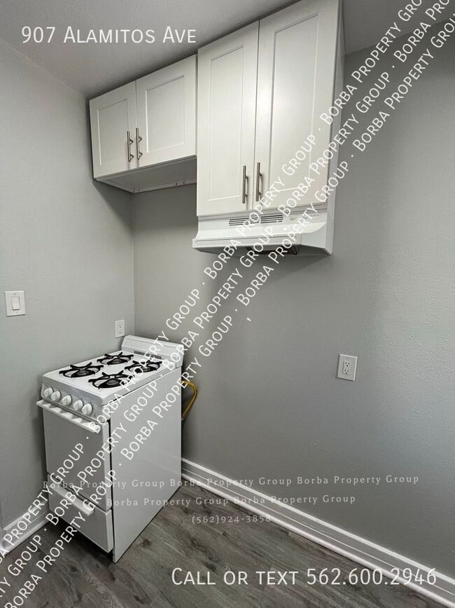 Building Photo - 907 Alamitos Ave
