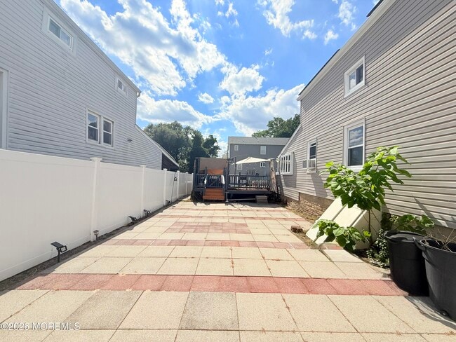 Building Photo - 503 Dock St