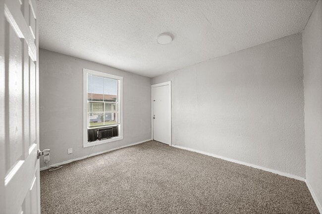 Building Photo - 1723 W 5th St