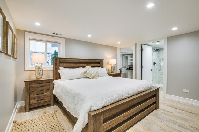 Building Photo - 6242 N Kenmore Ave