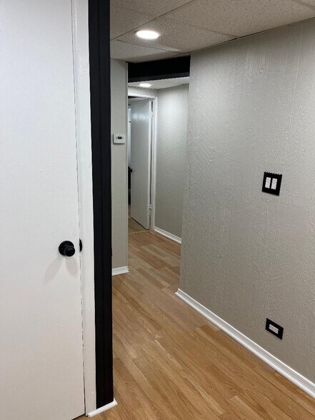 Building Photo - 4523 N Keokuk Ave