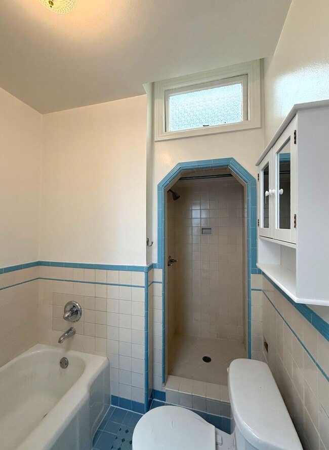 Building Photo - UPDATED BRIGHT 1500/ft 3BR/2BR+Bonus+1GR H...