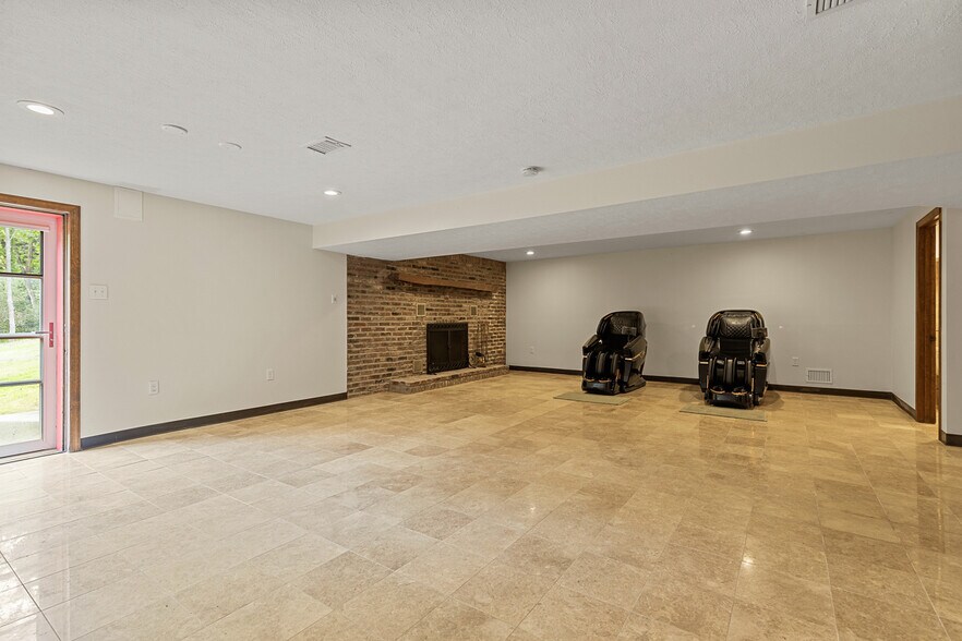 Building Photo - 5150 Mamont Rd