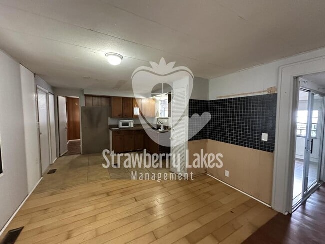 Building Photo - 121 Lakeside Dr