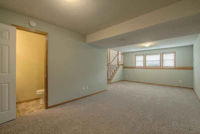 Building Photo - 612 NE Topaz Dr