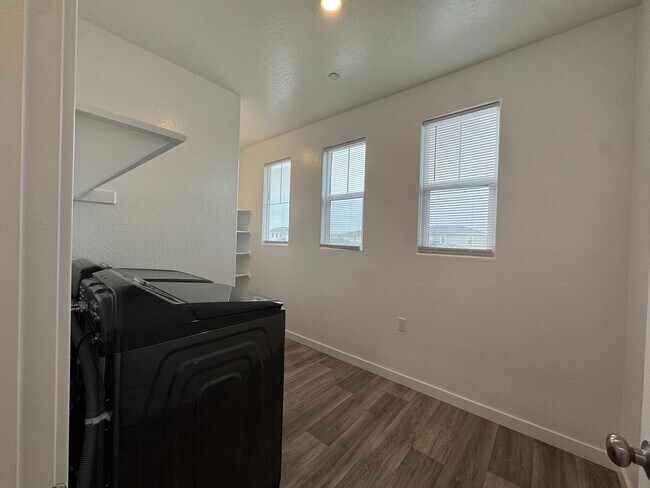 Building Photo - 997 Pioneer Dr W