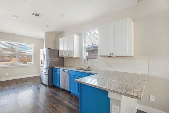 Building Photo - Very functional floor plan, has game room/...