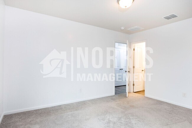 Building Photo - Newer Home in a Great Location to the Freeway