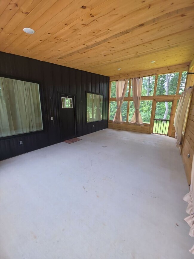 Building Photo - 3 Bedroom House in Sparta