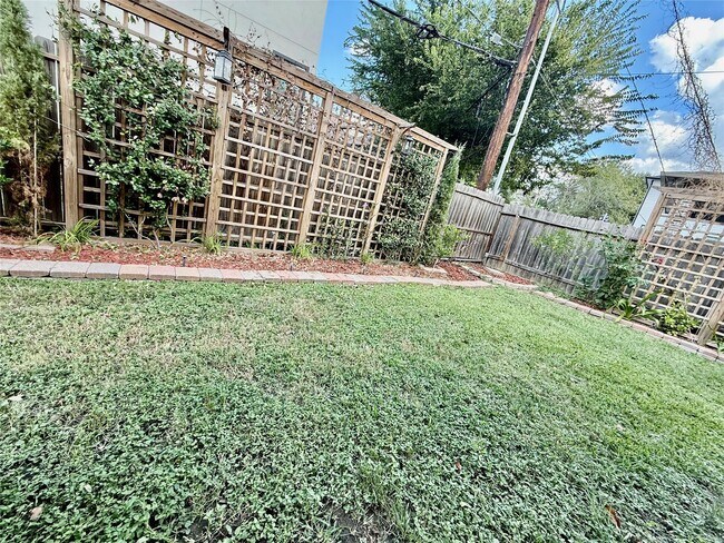 Building Photo - 3834 Linklea Dr