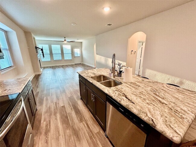 Building Photo - 541 Firethorn Dr