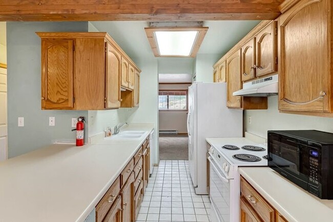 Building Photo - Redlands Escape - 2 Bedroom Condo with sunroom!