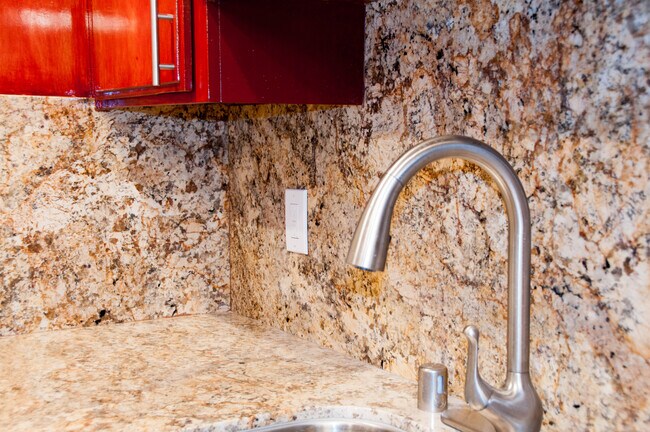 Beautiful kitchen - 905 W Middlefield Rd