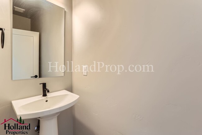Building Photo - Modern Stylish 3-Bed Home in Prime Hillsbo...