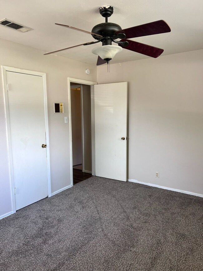 Building Photo - 1217 Briarwood Dr