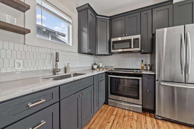 Building Photo - "Charming 2-Bedroom Bungalow in Tampa's Vibrant Heart – Cozy 796 Sq Ft Retreat!"