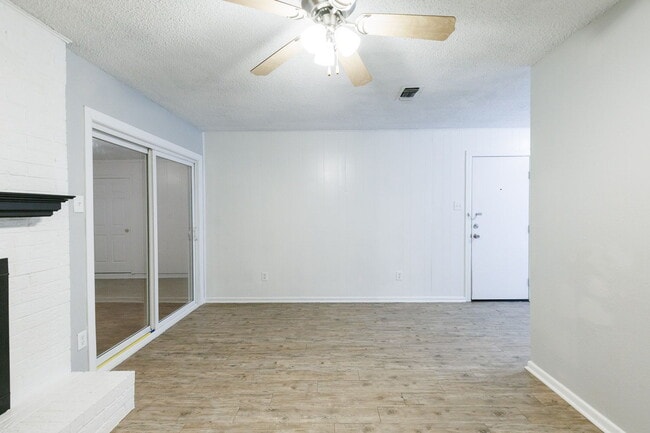 Building Photo - 3 Bedroom with 2 living rooms