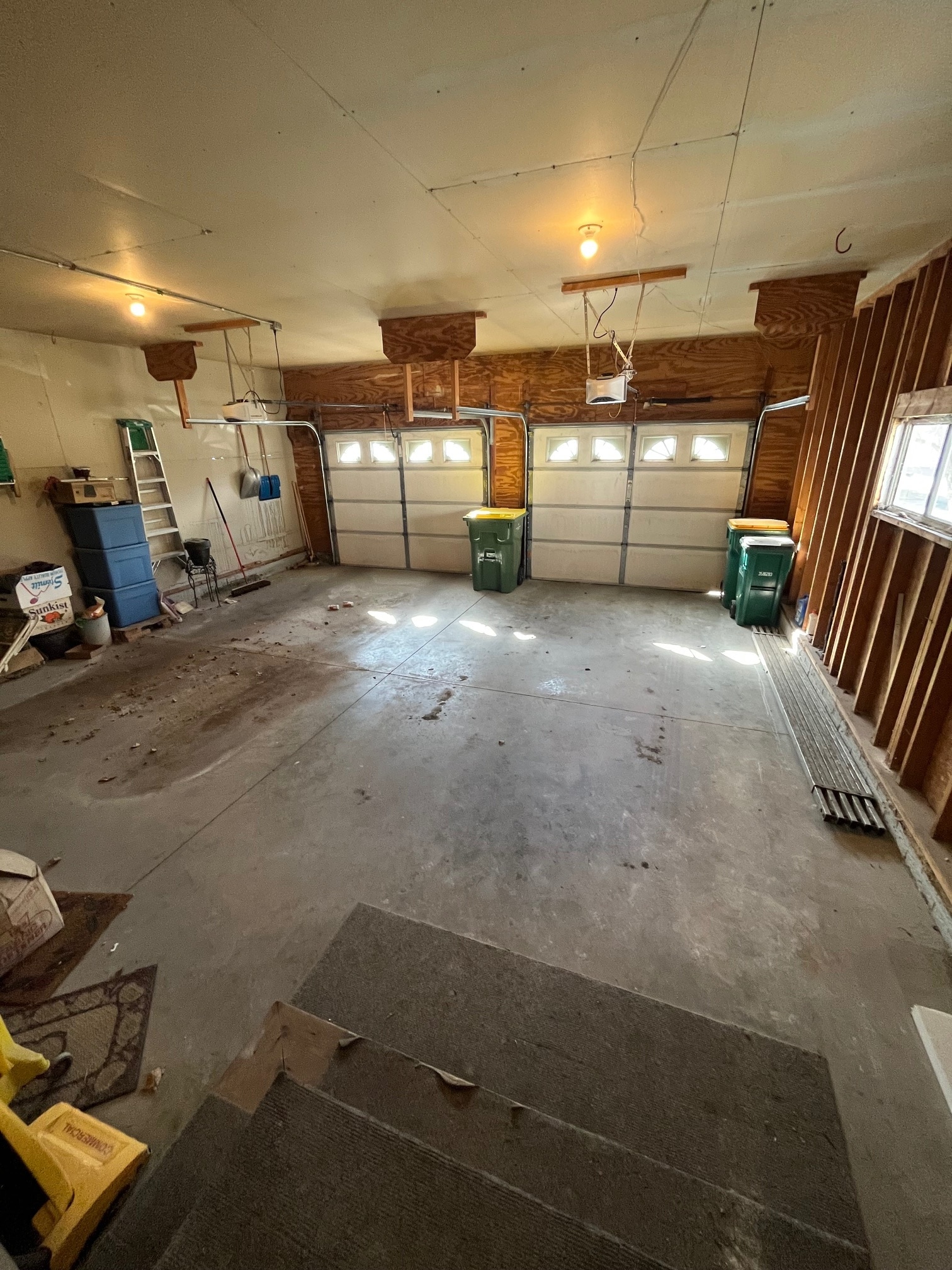 Shared Garage - 1 stall with this apartment. - 1115 Skyline Dr