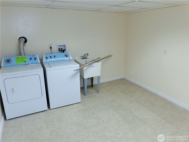 Building Photo - 5Bd/2Ba Bellevue Home