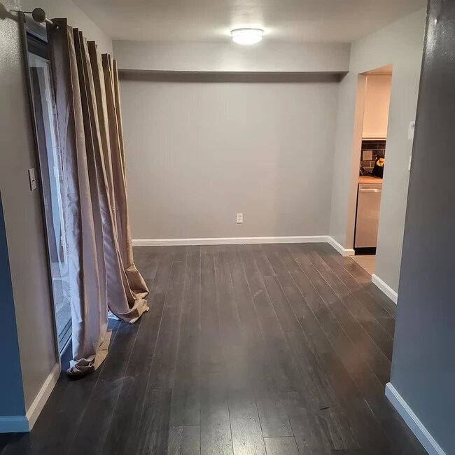 Building Photo - 991 Manor Ln