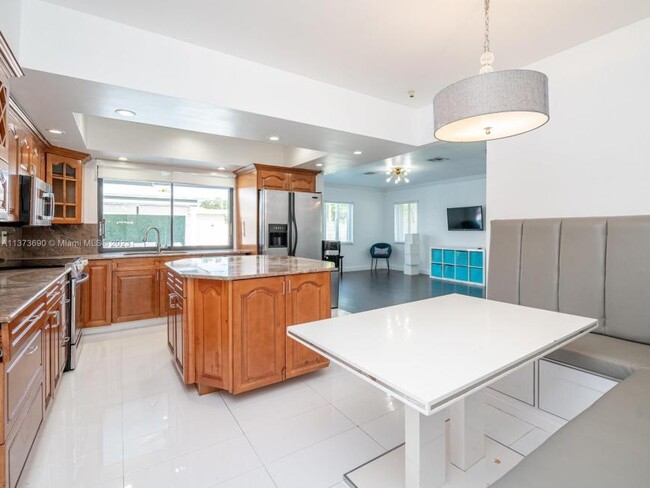 Building Photo - 4 bedroom in Hollywood FL 33021