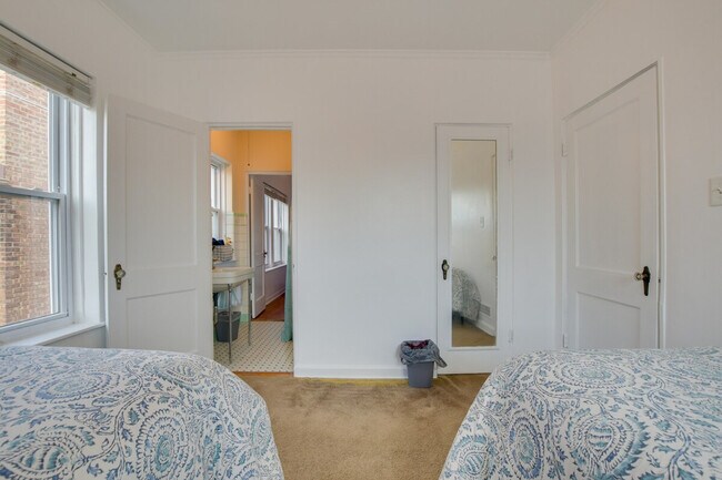 Building Photo - 10508 S Claremont Ave