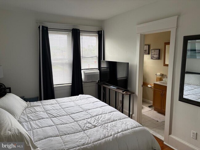 Building Photo - 404 Delsea Dr N