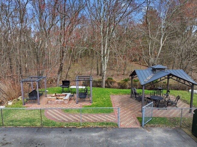 Building Photo - 146 Hecla St