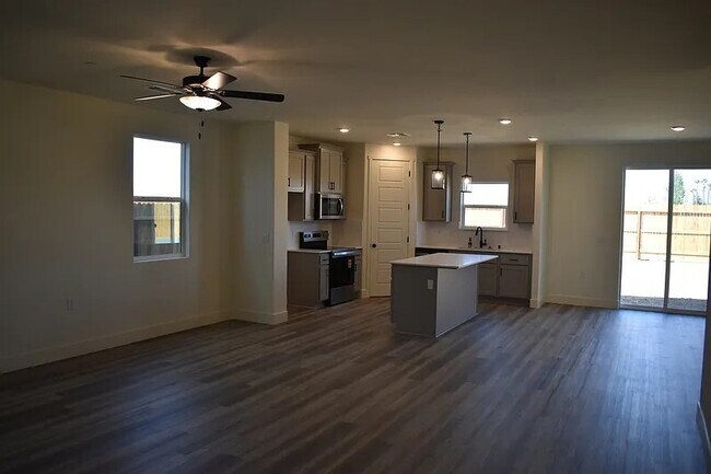 Building Photo - 712 Stephanie Dr
