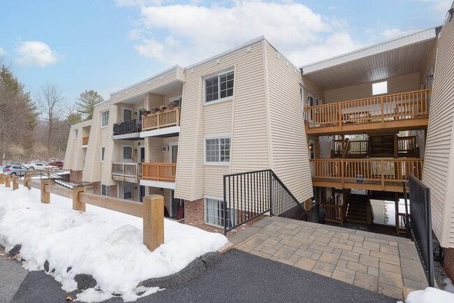 Building Photo - 219 Fox Run Ln