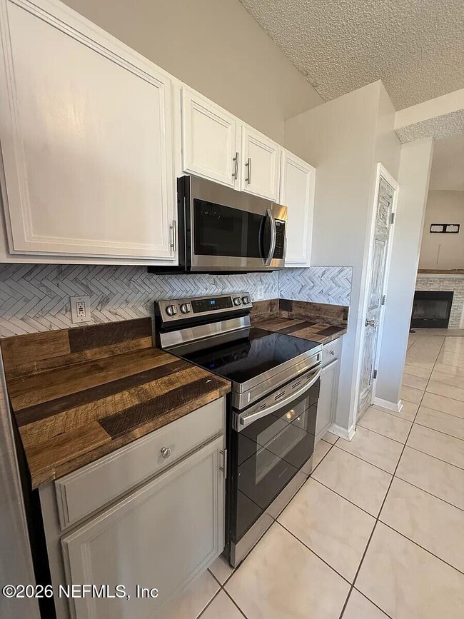 Building Photo - 913 Mackinaw Trail