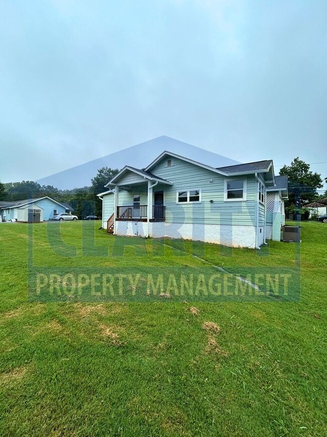 Building Photo - Three bedroom home in Chattanooga!