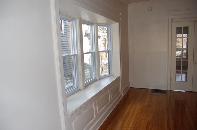 Building Photo - AVAILABLE AUGUST 1, 2026 - Charming 1st. F...