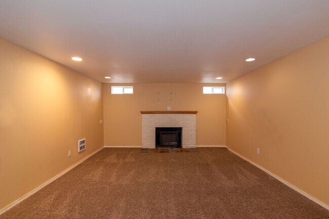 Building Photo - 5 Bed 2 Bath Home Available in Spokane Valley!